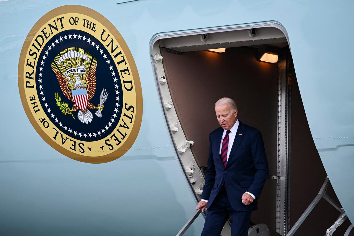  President Joe Biden disembarks from Air Force One upon arrival at Joint Base Elmendorf-Richardson in Anchorage, Alaska, on Sept. 11, 2023, following visits to Vietnam and India. (SAUL LOEB/AFP via Getty Images)