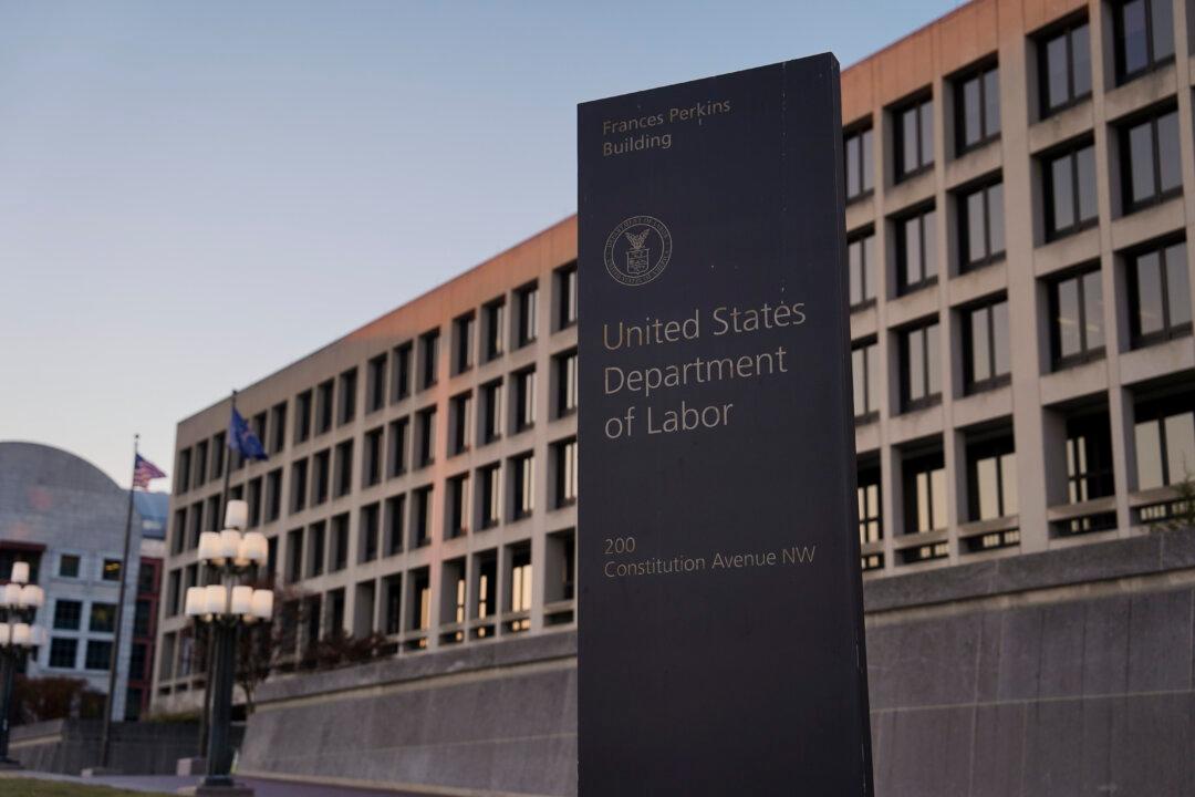 US Job Growth Disappoints in Latest Warning Sign for Economy