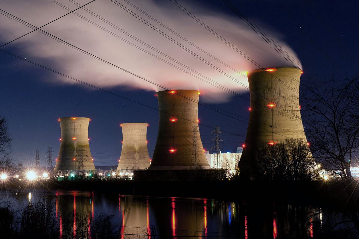 The Three Mile Island Nuclear Plant is seen in the early morning hours in Middletown, Pa., on March 28, 2011. (Jeff Fusco/Getty Images)