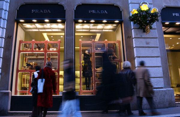  Italian shoppers browse for Christmas gifts at Via Condotti in Rome, Italy, on Dec. 18, 2003. (Franco Origlia/Getty Images)