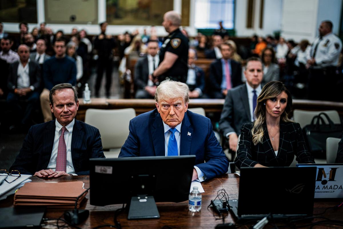  Former President Donald Trump (C) sits in the courtroom during his civil fraud trial at New York State Supreme Court in New York City on Nov. 6, 2023. (Jabin Botsford-Pool/Getty Images)