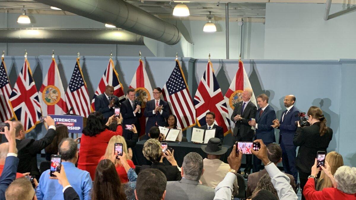 Gov. Ron DeSantis (R-Fla.), and the United Kingdom's Secretary of State for Business and Trade Kemi Badenoch (L), in Jacksonville, Fla. on Nov. 14, 2023 (T.J. Muscaro/The Epoch Times)