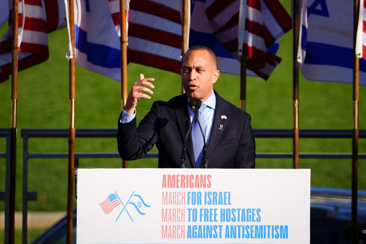 House Minority Leader Hakeem Jeffries (D-N.Y.) speaks during a march for Israel in Washington on Nov. 14, 2023. (Madalina Vasiliu/The Epoch Times)