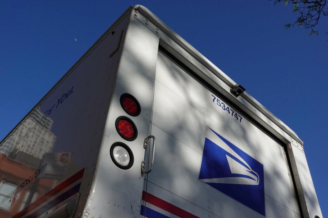US Postal Worker Nearly Run Over by Car While Trying to Stop Mail Bin Theft