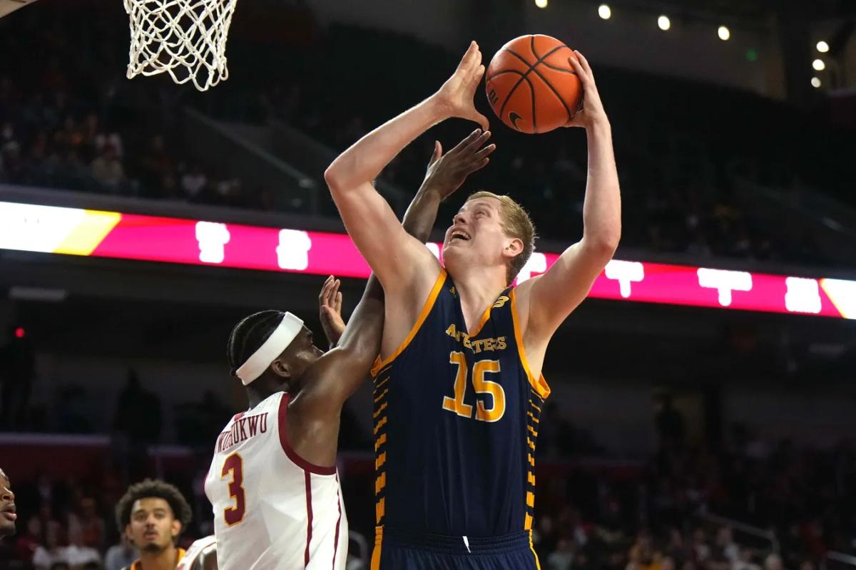 Justin Hohn Scores 25 as UC Irvine Stuns No. 16 USC