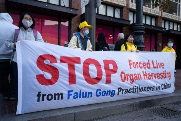 Falun Gong practitioners hold up a banner calling on China to end its state-sanctioned practice of forced organ harvesting in San Francisco on Nov. 14, 2023. (Zhou Rong/The Epoch Times)