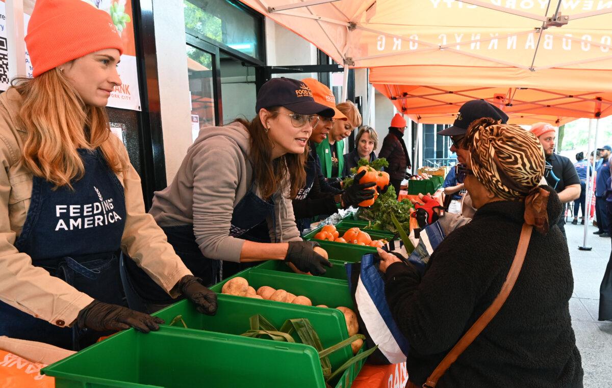 Inflation Driving More Americans to Food Banks for Thanksgiving Staples | USNN World News (L-R) Lauren Bush Lauren, Bridget Moynahan, Phoebe Robinson, Claire Babineaux-Fontenot, and Leslie Gordon attend Feeding America's Hunger Action Day event at the Food Bank for New York City's Harlem Community Kitchen in New York on Sept. 15, 2023. (Slaven Vlasic/Getty Images for Feeding America)