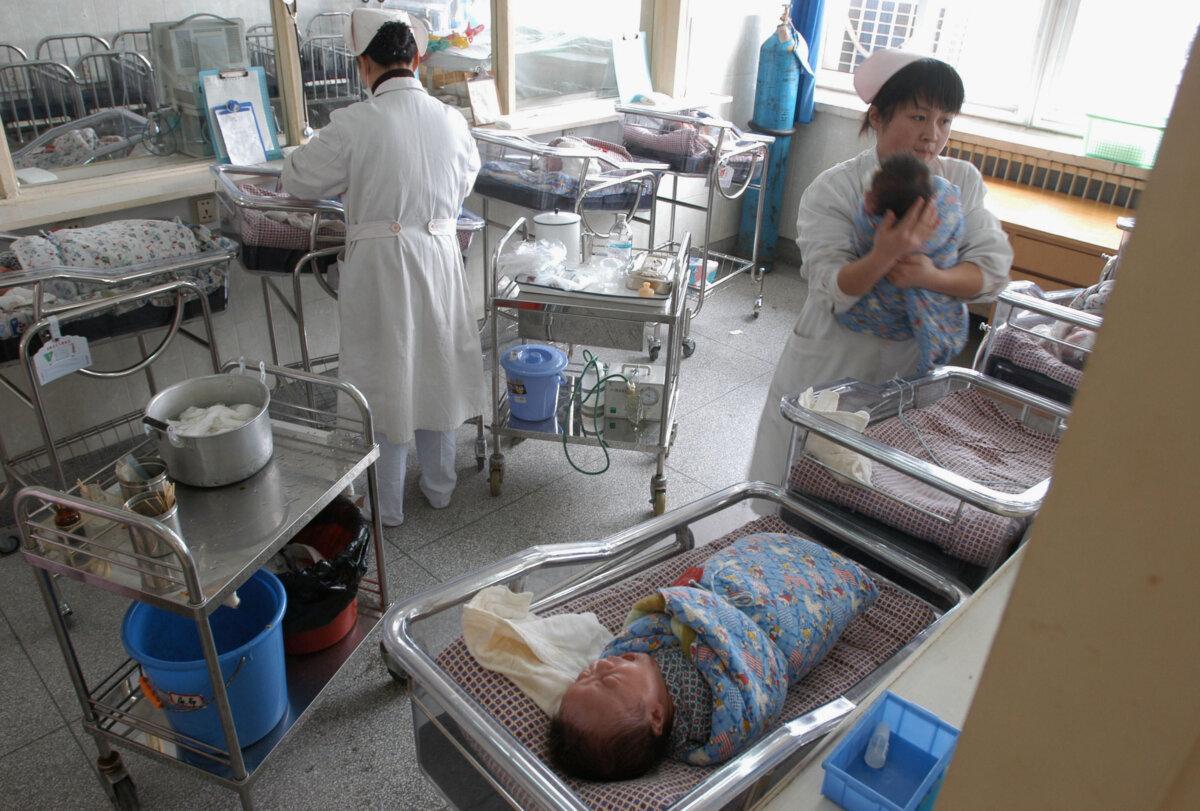 Nurses attend to babies at the Critically Ill Baby Aid Center of Anhui Children Hospital in Hefei of Anhui Province, east China, on April 14, 2005. (China Photos/Getty Images)
