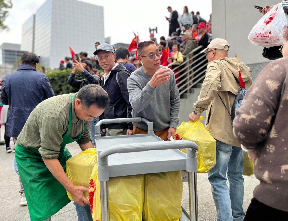 Lunch boxes are being distributed to pro-Beijing supporters near the St. Regis hotel, in San Francisco, Calif., on Nov. 14, 2023. (Eva Fu/The Epoch Times)