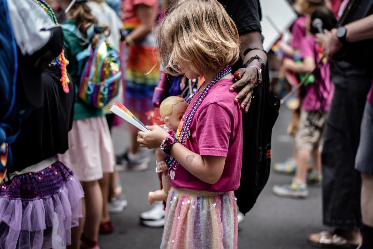 Ένα νεαρό κορίτσι στην ετήσια Πορεία Υπερηφάνειας της Νέας Υόρκης στη Νέα Υόρκη στις 25 Ιουνίου 2023. Μερικοί ψυχίατροι λένε ότι οι γονείς ευθύνονται σε ορισμένες περιπτώσεις δυσφορίας του φύλου. (Σαμίρα Μπουάου/The Epoch Times)