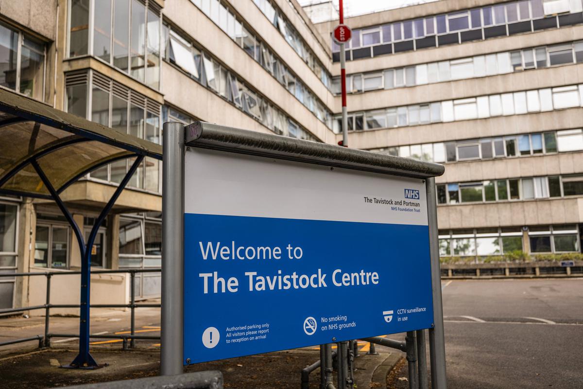 Μια γενική άποψη του Κέντρου Tavistock του NHS στο Λονδίνο, στις 23 Ιουνίου 2023. Η κλινική φύλου Tavistock και Portman έλαβε εντολή από την κυβέρνηση του Ηνωμένου Βασιλείου να κλείσει μετά από αναθεώρηση που καταδίκασε τη χρήση ορμονών διασταυρούμενης σεξουαλικής επαφής και αναστολέων της εφηβείας για ασθενείς που μετέβαιναν σε μετάβαση. (Dan Kitwood/Getty Images)