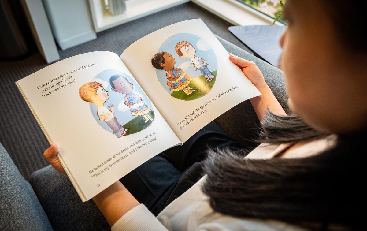 Transgender επιβεβαιώνει παιδικά βιβλία στο irvine, Καλιφόρνια στις 30 Αυγούστου 2022. (John Fredricks/The Epoch Times)