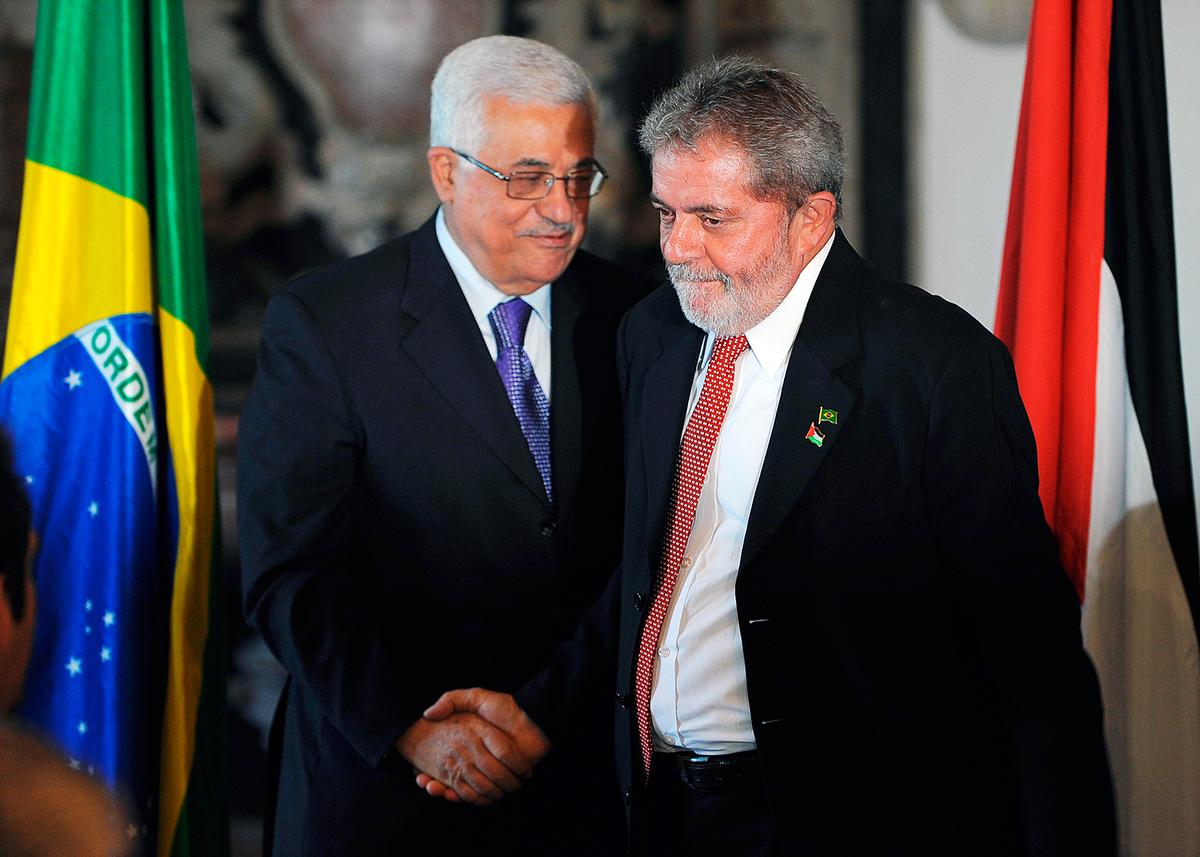  Brazilian President Luiz Inácio Lula da Silva (R) shakes hands with his Palestinian counterpart, Mahmoud Abbas, in Salvador, Brazil, on Nov. 19, 2009. (EVARISTO SA/AFP via Getty Images)