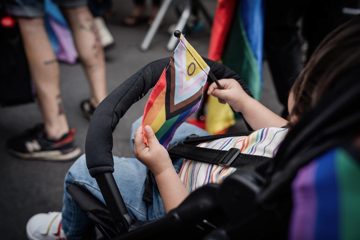 Οι ειδικοί λένε ότι τα παιδιά μπορεί να αισθάνονται παγιδευμένα στη μετάβαση όταν γίνουν αποδεκτά ως διαφορετικό φύλο. Ένα παιδί κρατά μια σημαία στην ετήσια Πορεία Υπερηφάνειας της Νέας Υόρκης στη Νέα Υόρκη στις 25 Ιουνίου 2023. (Samira Bouaou/The Epoch Times)