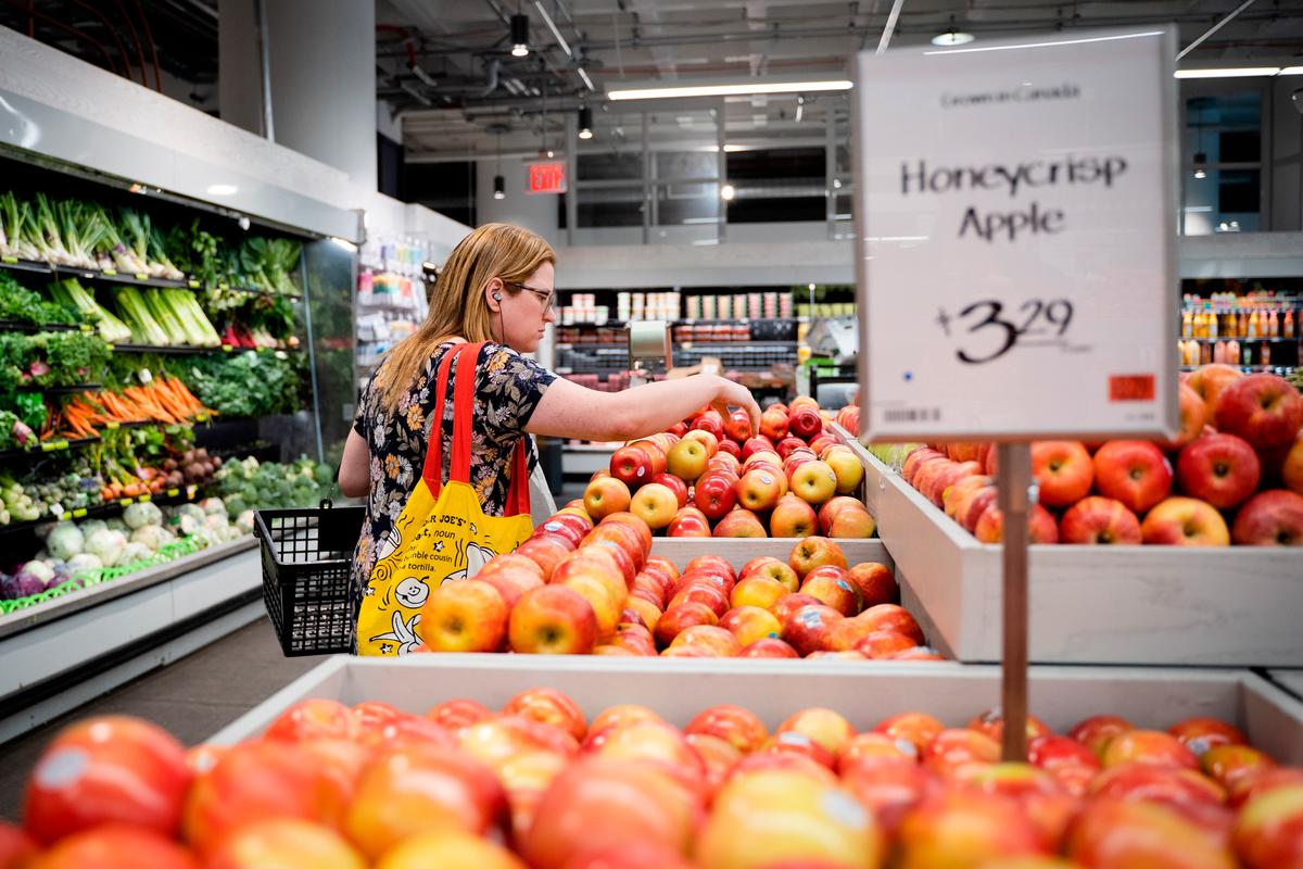  People shop at a grocery store in New York City on May 31, 2022. (Samira Bouaou/The Epoch Times)