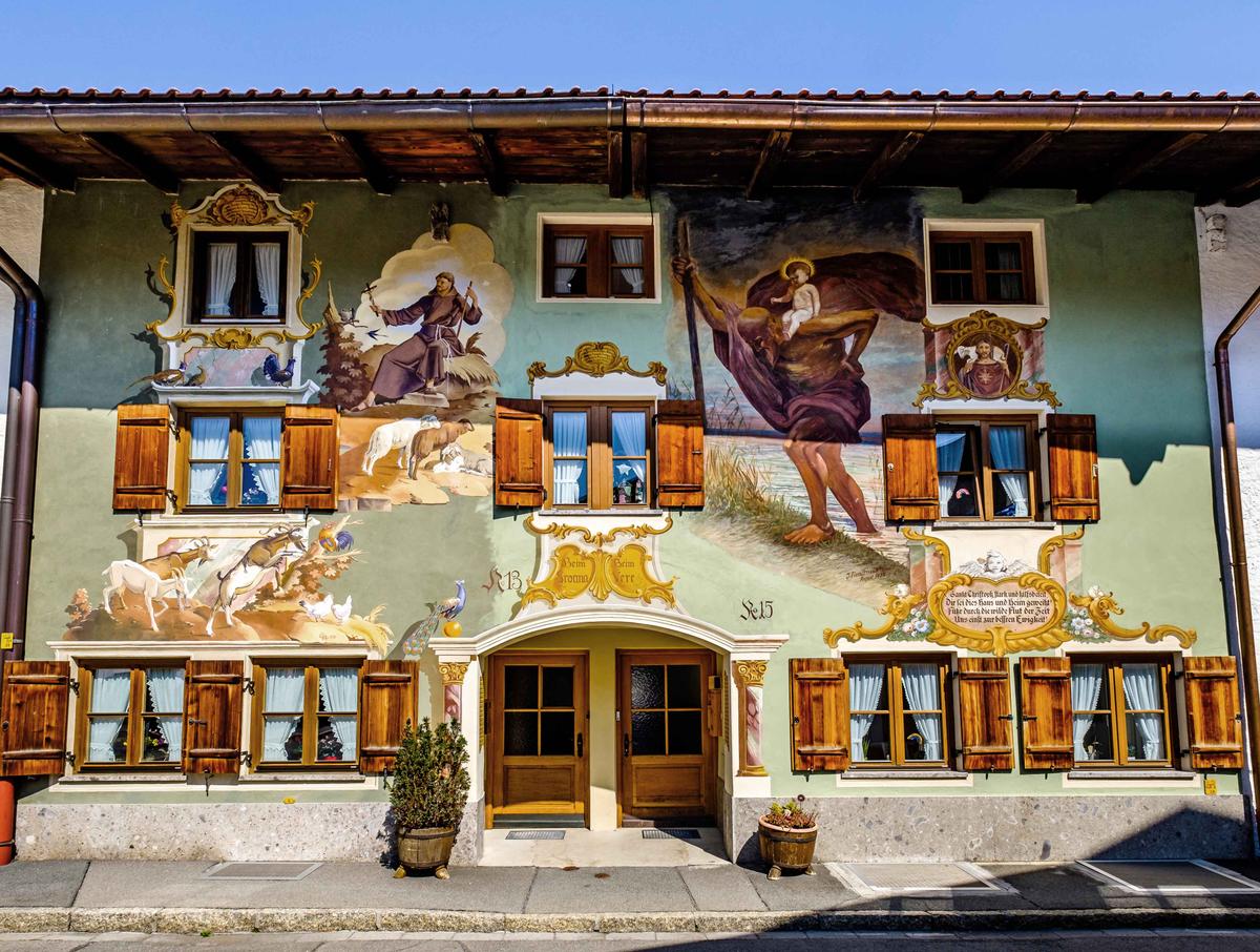 Famous historic buildings in Mittenwald, Germany. (FooTToo/Shutterstock)