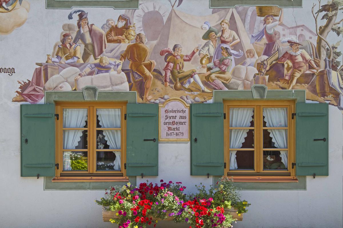 Detail view of a fresco painting on a house in Mittenwald, Germany. (Eder/Shutterstock)