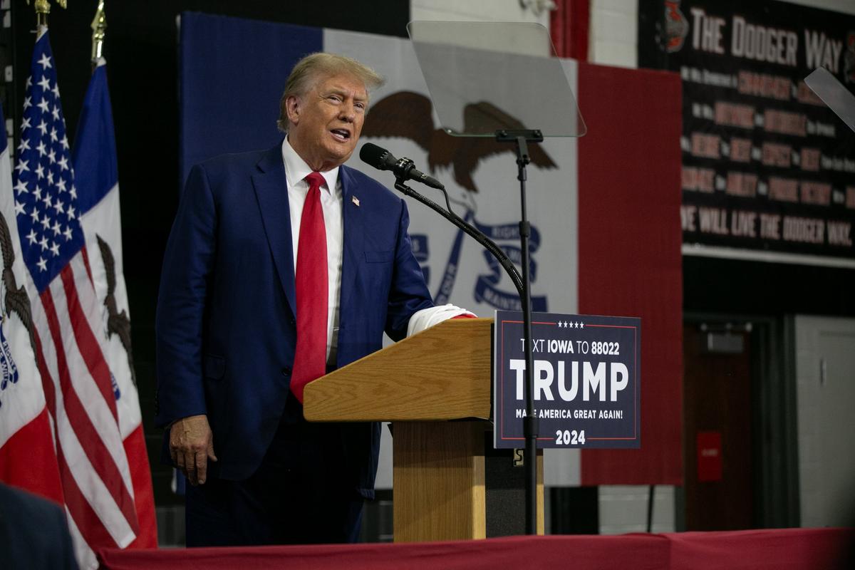 Iowa Crowd Cheers Nearly Nonstop as Trump Seeks to 'Wrap Up' GOP Primary