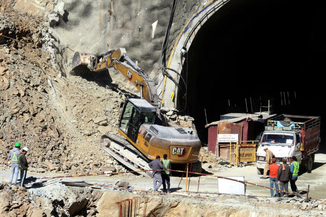 41 Workers in India Stuck in Tunnel for 8th Day, Officials Consider Alternate Rescue Plans