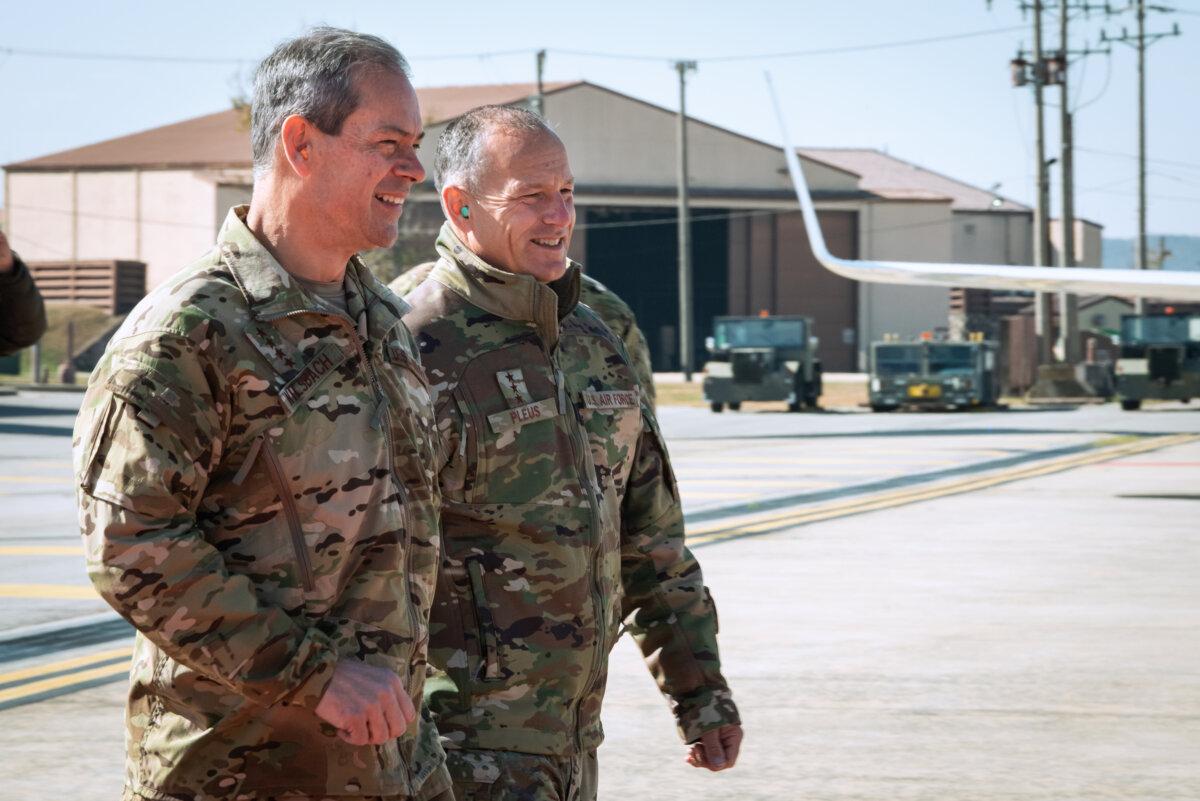  Gen. Ken Wilsbach (L) and Lt. Gen. Scott Pleus converse before a flight at Osan Air Base, South Korea, on Nov. 3, 2022. (Sen. Airman Megan Estrada/U.S. Air Force)