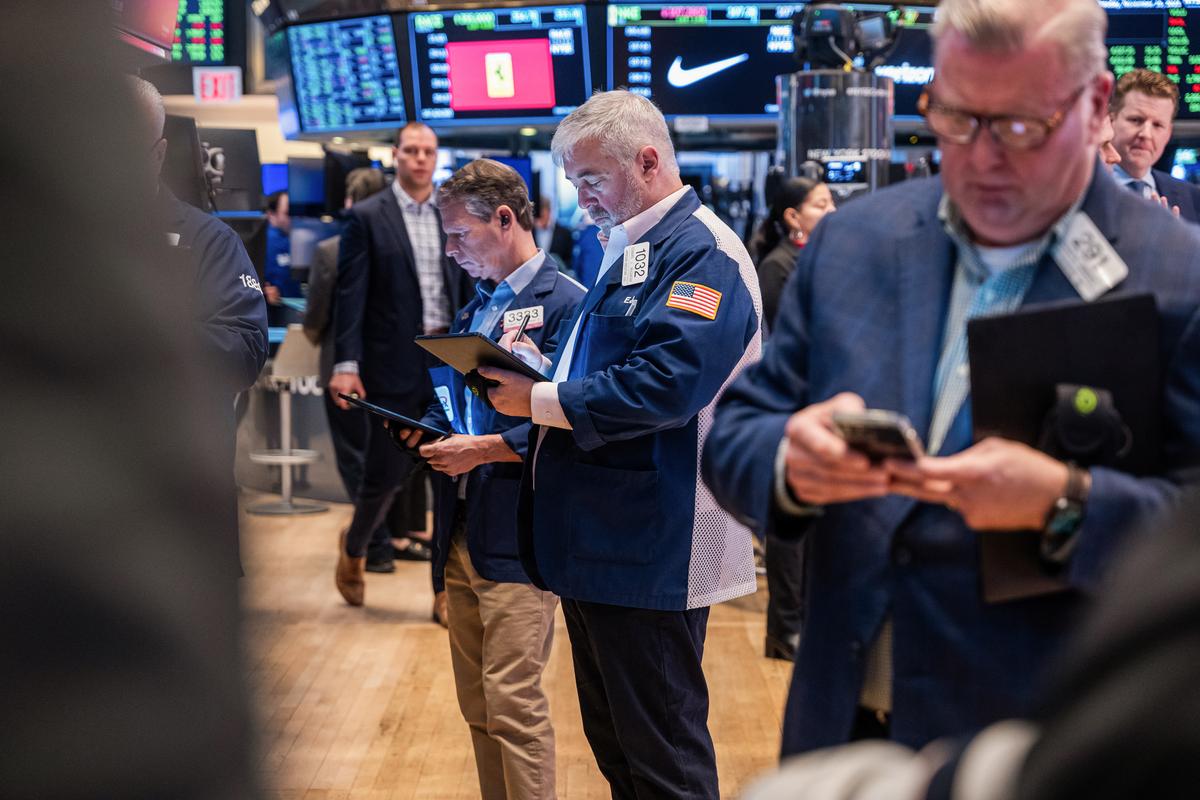 Traders work on the floor of the New York Stock Exchange in New York City on Nov. 15, 2023. (Spencer Platt/Getty Images)
