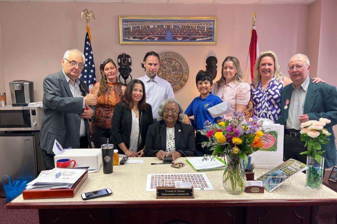 Sabrina Davis (R3) meets with state Rep. Yvonne Hinson (C) and others in Tallahassee, Fla. (Courtesy of Sabrina Davis)