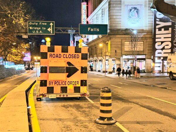 A road closure sign close to the Rainbow Bridge border crossing in Niagara Falls, Ont., on Nov. 22, 2023. (Andrew Chen/The Epoch Times)