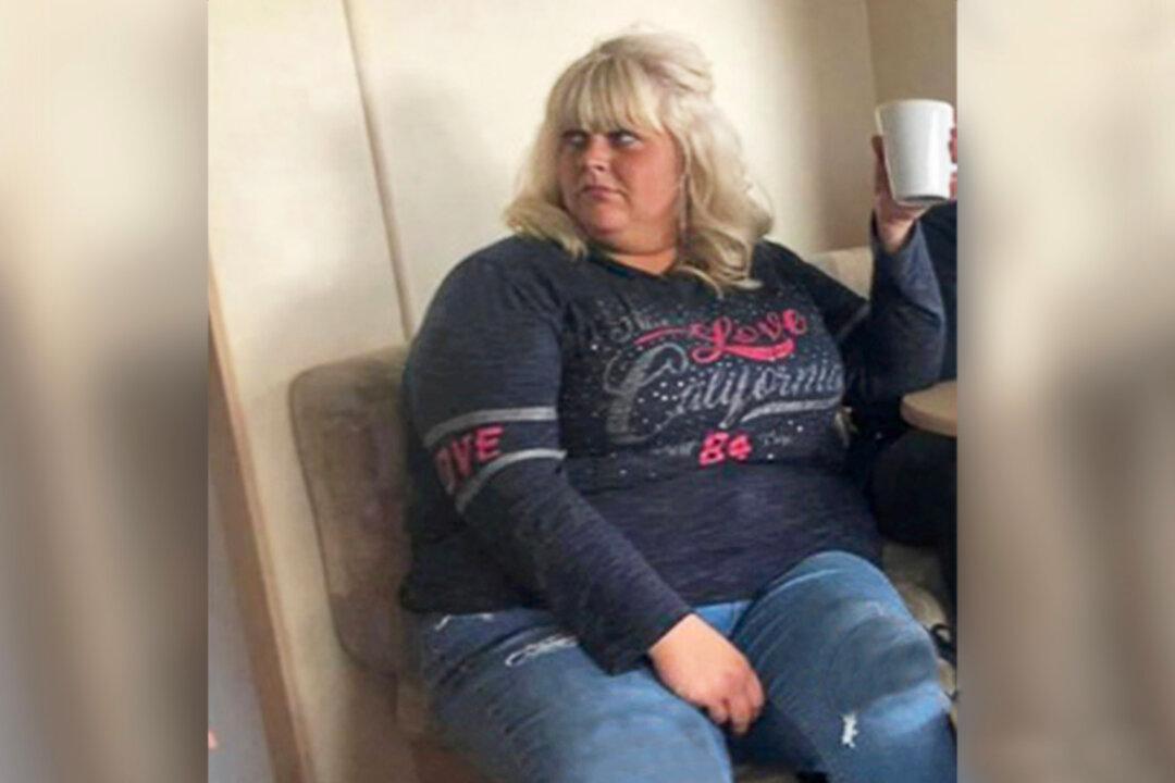 Obese Mom Shocked to See Her Sneaky Photo Taken by Her Little Daughter, Loses 130 Pounds in 2 Years