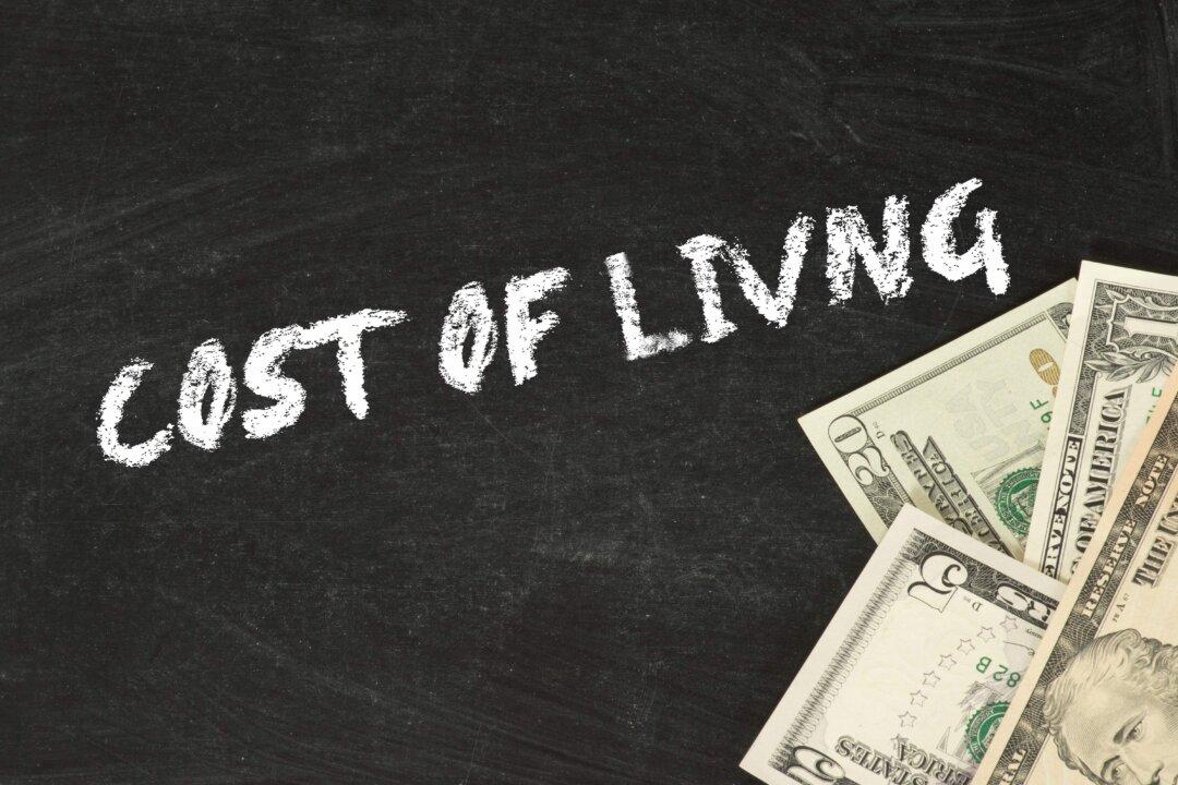 Americans Living Paycheck to Paycheck