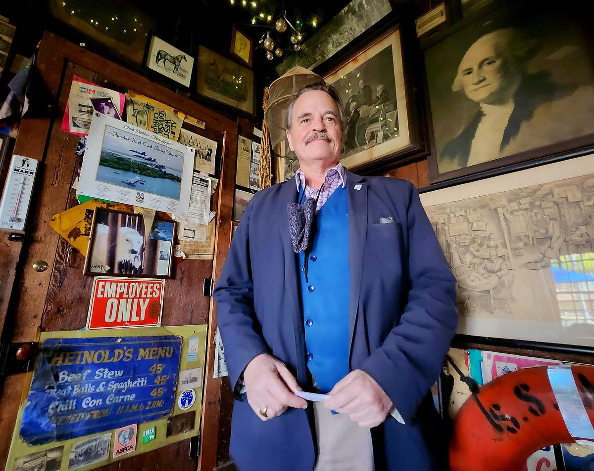  Elliott Myles, owner of the First and Last Chance Bar at Jack London Square in Oakland, Calif., on Nov. 10, 2023. (Allan Stein/The Epoch Times)