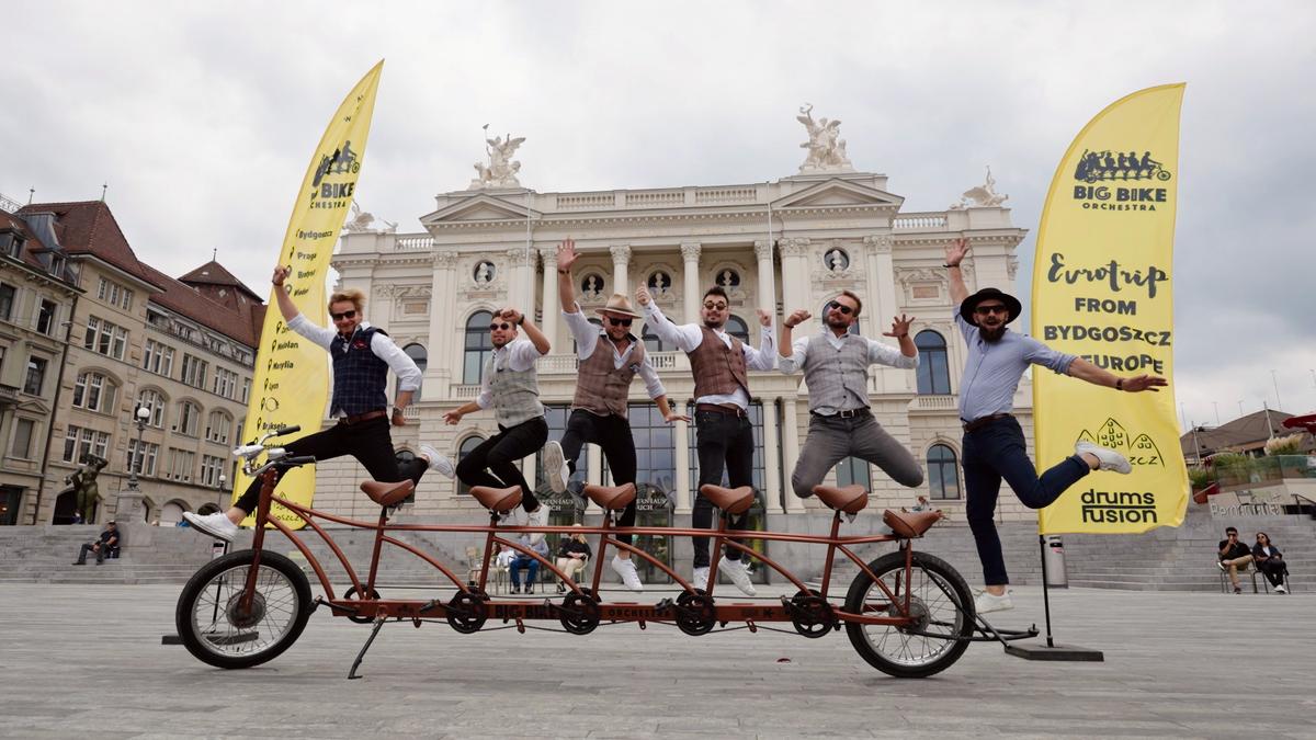 Unique Orchestra Travels to 10 Countries in 10 Days on an Extraordinary Bike,  Wows Passersby | The Epoch Times