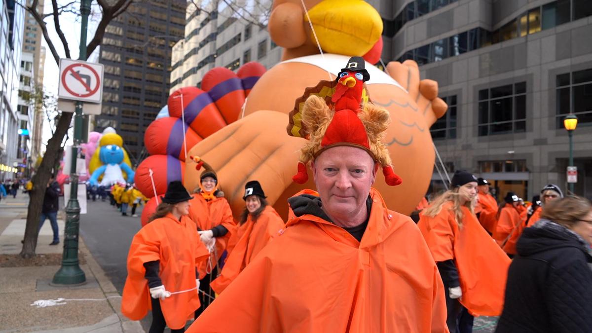 Warren Kalbach stands with the big turkey balloon during the Philadelphia Thanksgiving Day Parade on Nov. 23, 2023. (William Huang/The Epoch Times)