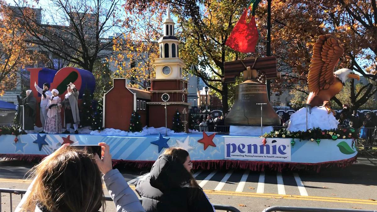 The oldest Thanksgiving parade in the nation returns to the center city of Philadelphia on Nov. 23, 2023. (William Huang/The Epoch Times)