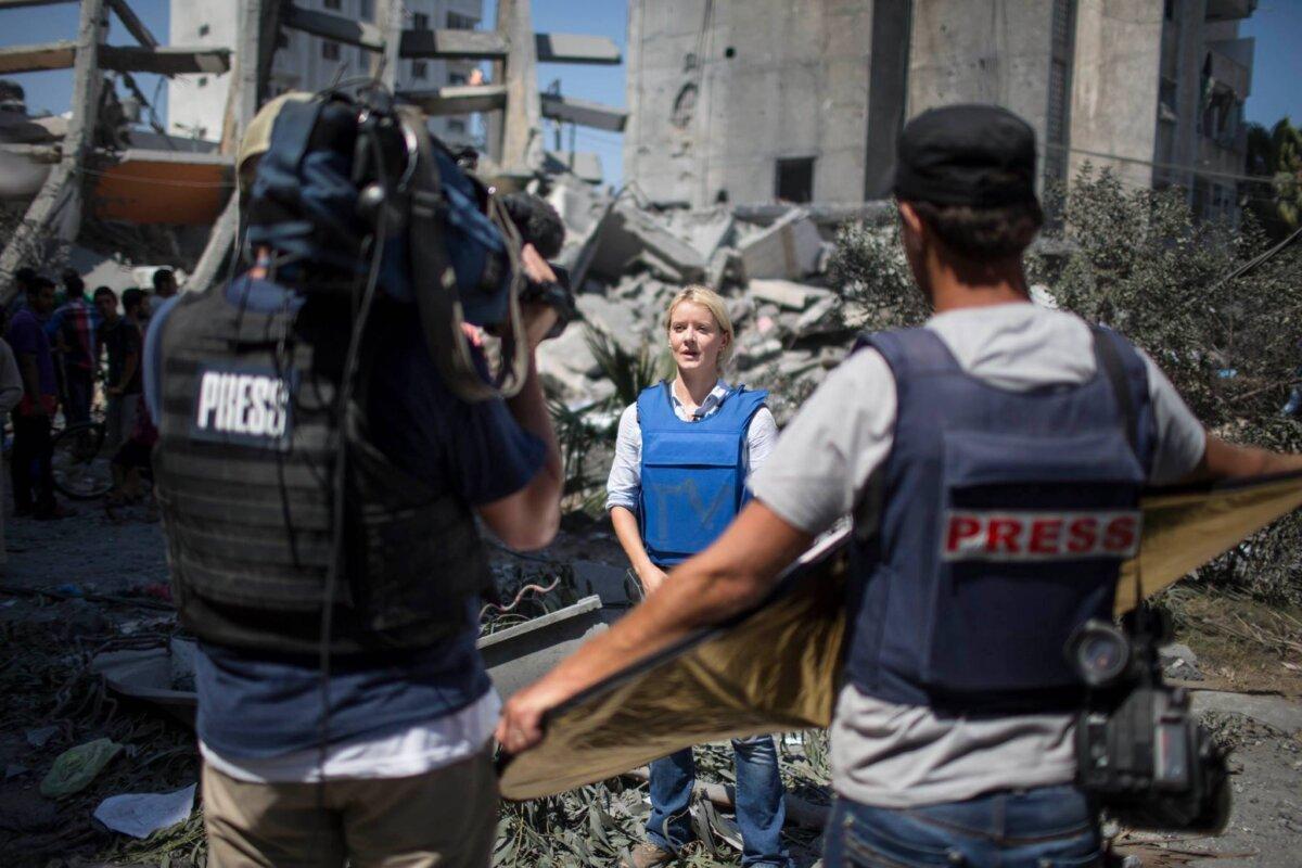 Ms. Ferguson goes live on camera during the 2014 Gaza conflict. （Courtesy of Jane Ferguson）