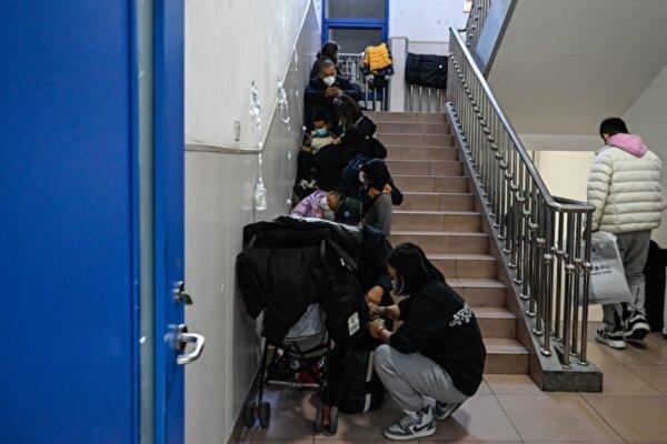 Children receive an IV drip on the stairs at a children's hospital in Beijing on Nov. 23, 2023. (Jade Gao /AFP via Getty Images)