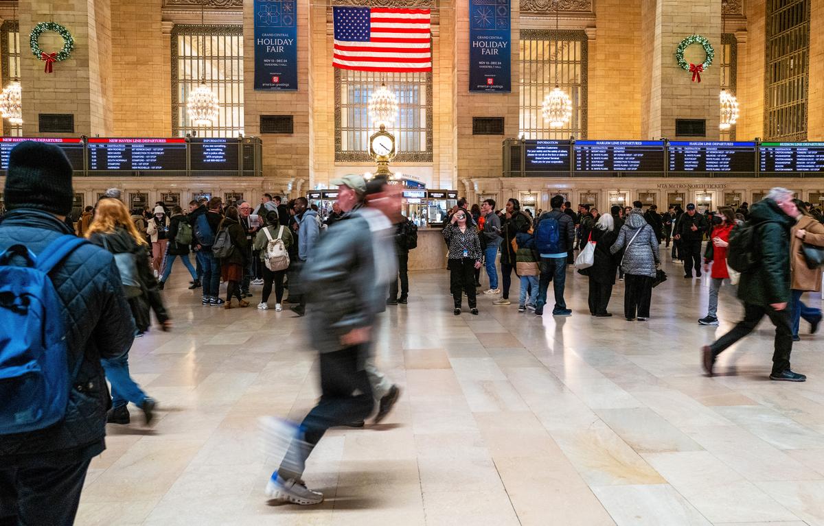 Large crowds move through New York's Grand Central Terminal in New York on Nov. 21, 2023. (Spencer Platt/Getty Images)