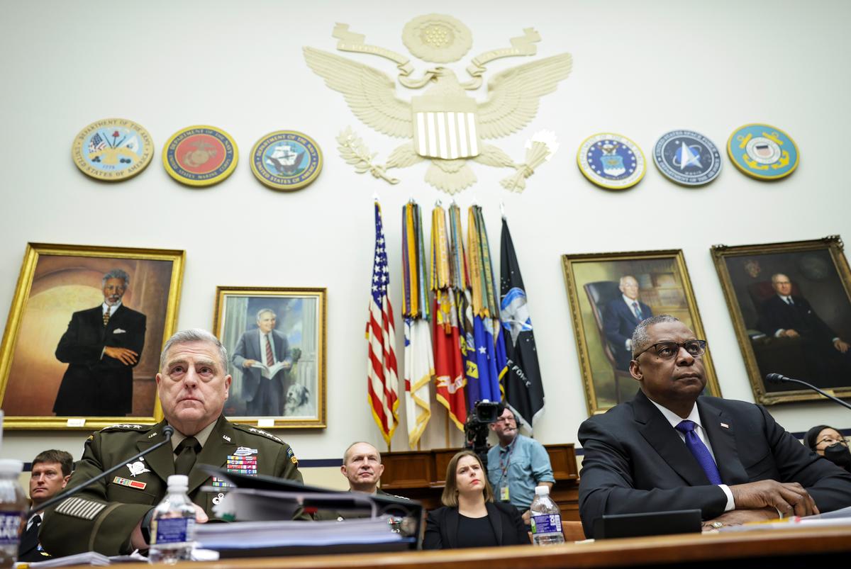  Chairman of the Joint Chiefs of Staff Gen. Mark Milley (L) and Secretary of Defense Lloyd Austin testify before the House Armed Services Committee on Capitol Hill in Washington on April 5, 2022. The committee held a hearing on the Defense Department's fiscal year 2023 budget request. (Kevin Dietsch/Getty Images)