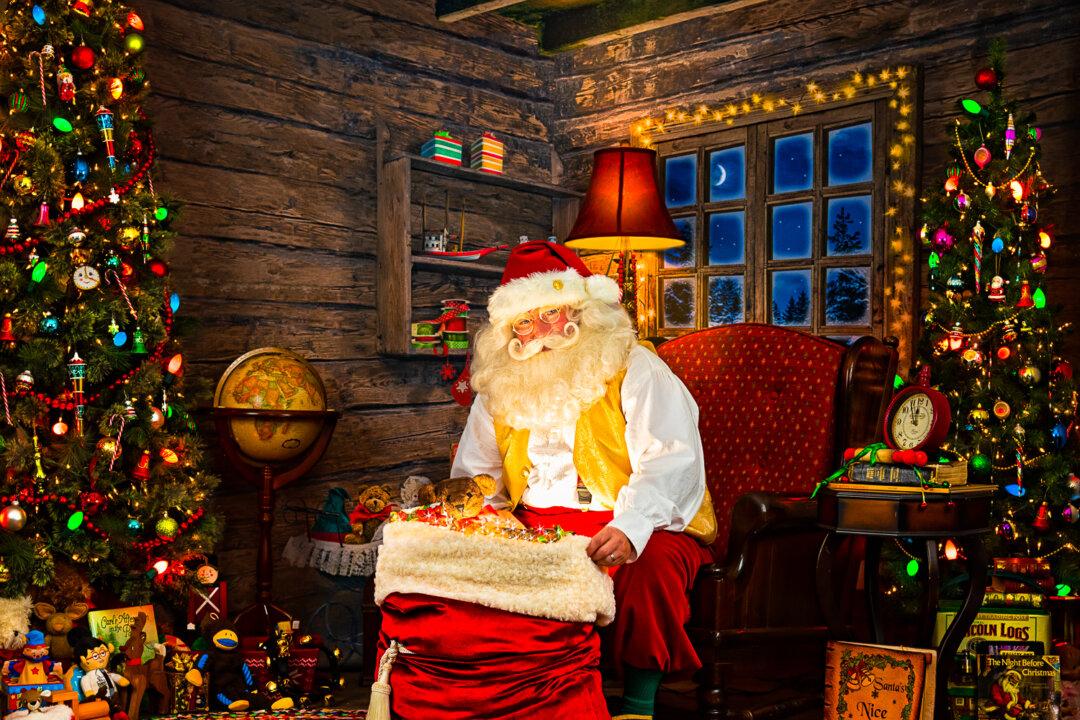 Veteran Portrays Santa Every Christmas To ‘Keep Magic of the Season Alive’