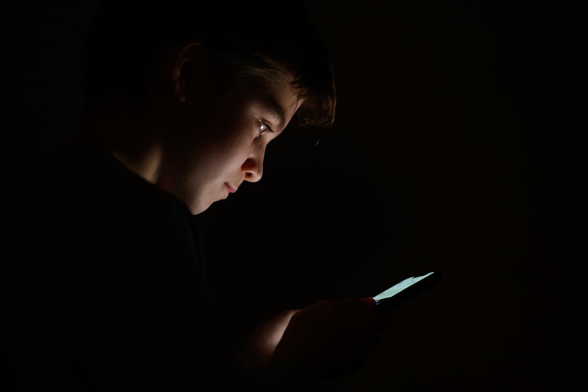  A teenager looks at a mobile phone screen on Jan. 17, 2023, in London, England. (Leon Neal/Getty Images)
