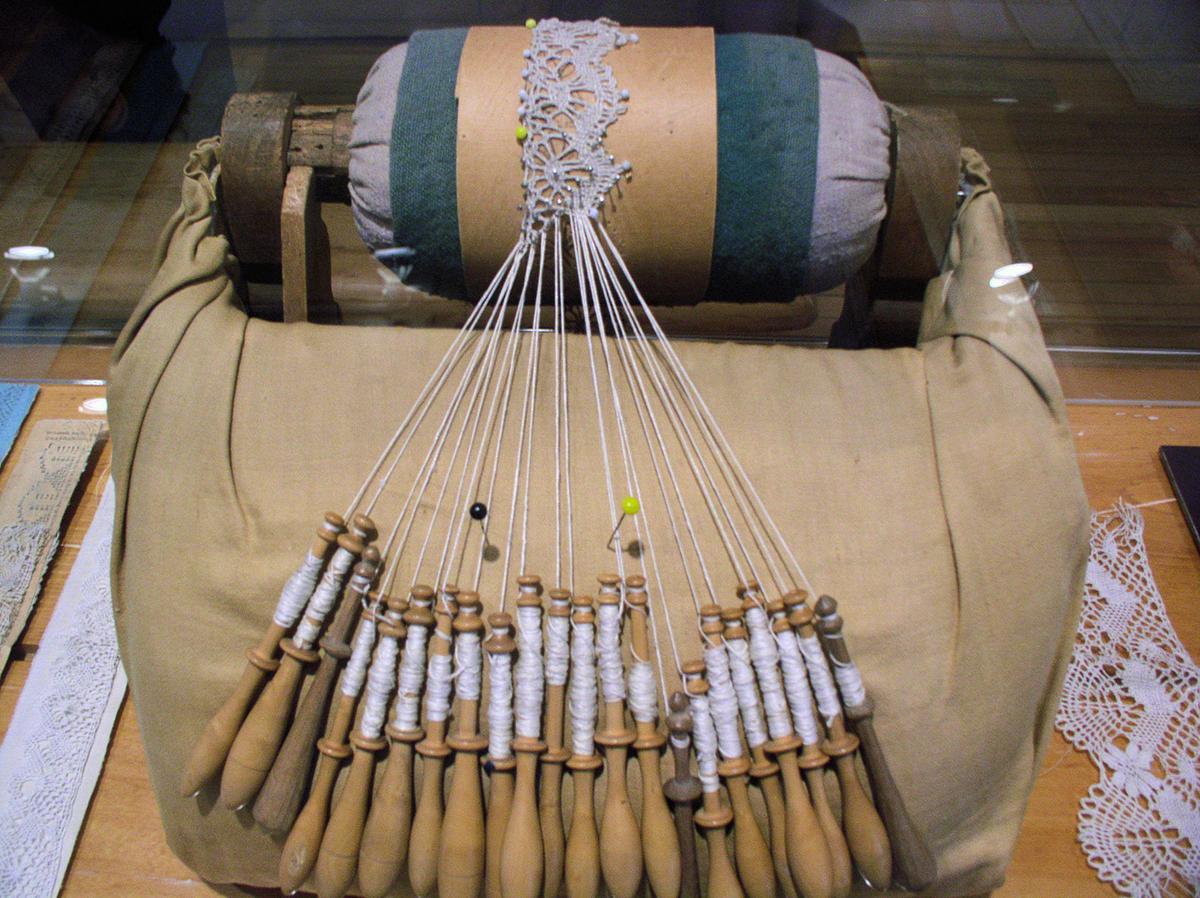 A demonstration of bobbin lacework at the Ursuline Monastery of Quebec City. (Blahedo/<a href="https://creativecommons.org/licenses/by-sa/2.5/deed.en">CC BY-SA 2.5 DEED</a>)