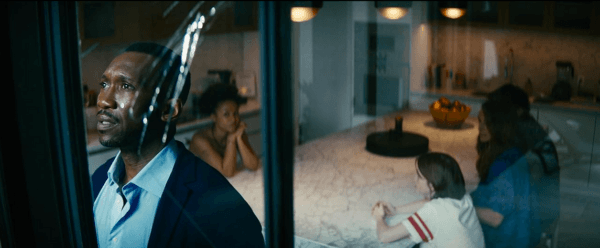 (L–R) G.H. (Mahershala Ali ), Ruth (Myha’la Herrold), Rose (Farrah Mackenzie), Amanda (Julia Roberts), and Archie (Charlie Evans) in "Leave the World Behind." (Jojo Whilden/Higher Ground Productions/Netflix)