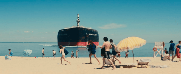 Beach-goers flee a looming oil tanker in "Leave the World Behind." (Jojo Whilden/Higher Ground Productions/Netflix)