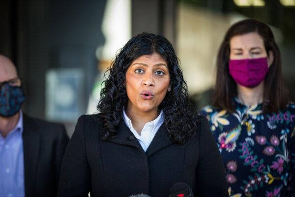  Greens MP Samantha Ratnam speaks to the media in Melbourne, Australia, on Oct. 26, 2021. (Darrian Traynor/Getty Images)