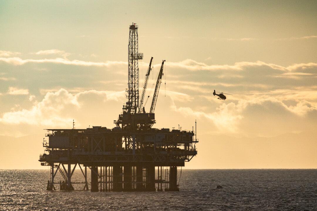 US Oil Posts Biggest Weekly Gain in 2 Years Amid Middle East Tensions