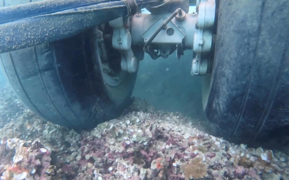 US Navy Plane Went Into Hawaii Bay; Underwater Video Shows Its Tires Are Touching Coral Reef