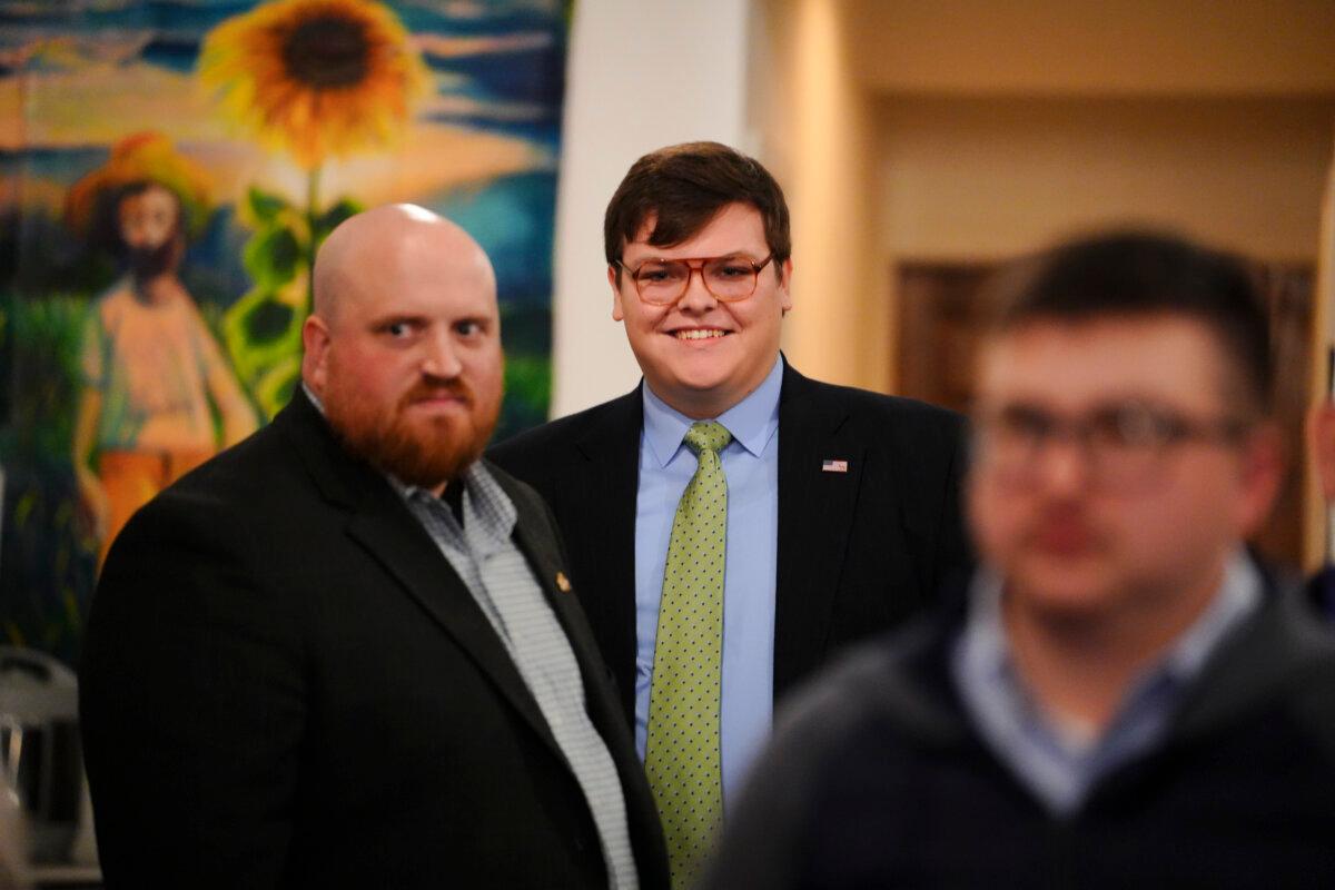 Devon Tennant (R), a 2024 West Virginia House of Delegates candidate, speaks with U.S. Senate candidate Zach Shrewsbury (L) in Morgantown, W.Va., on Nov. 29, 2023. (Madalina Vasiliu/The Epoch Times)