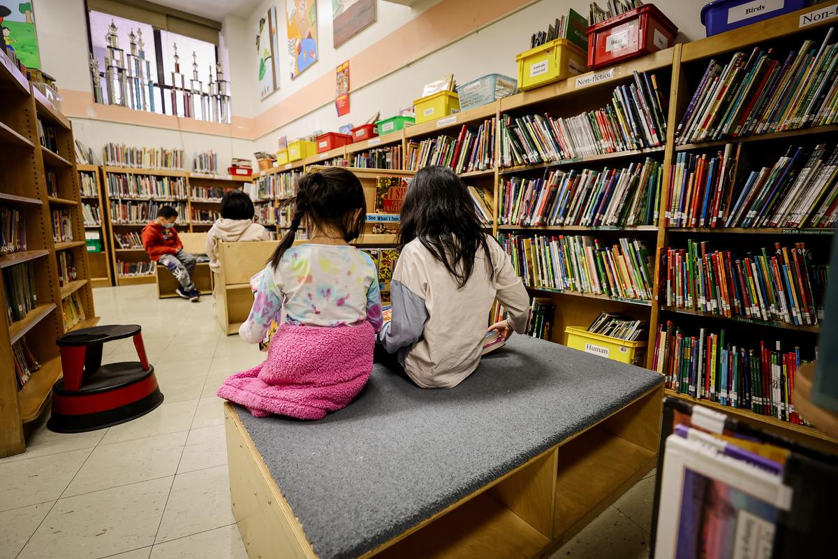 Τα παιδιά διάβασαν ένα βιβλίο στη βιβλιοθήκη σε ένα σχολείο στη Νέα Υόρκη στις 2 Φεβρουαρίου 2022. (Michael Loccisano/Getty Images)