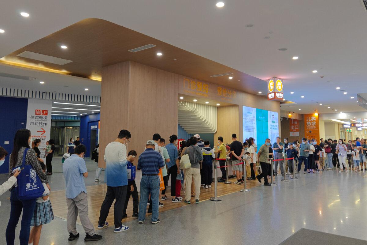 Patients in line for an emergency pre-check at the new pediatric building of Xinhua Hospital in Shanghai on Sept. 25, 2023. (CFOTO/Future Publishing via Getty Images)