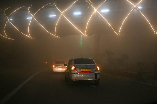  Vehicles travel through dense fog on a cold winter morning in New Delhi, India, on Dec. 27, 2023. (Arun SANKAR/AFP)