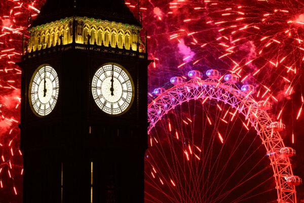  The clock strikes midnight on the face of Queen Elizabeth Tower, commonly known as Big Ben, as fireworks erupt from the London Eye in London, England, on Jan. 1, 2024. (Leon Neal/Getty Images)